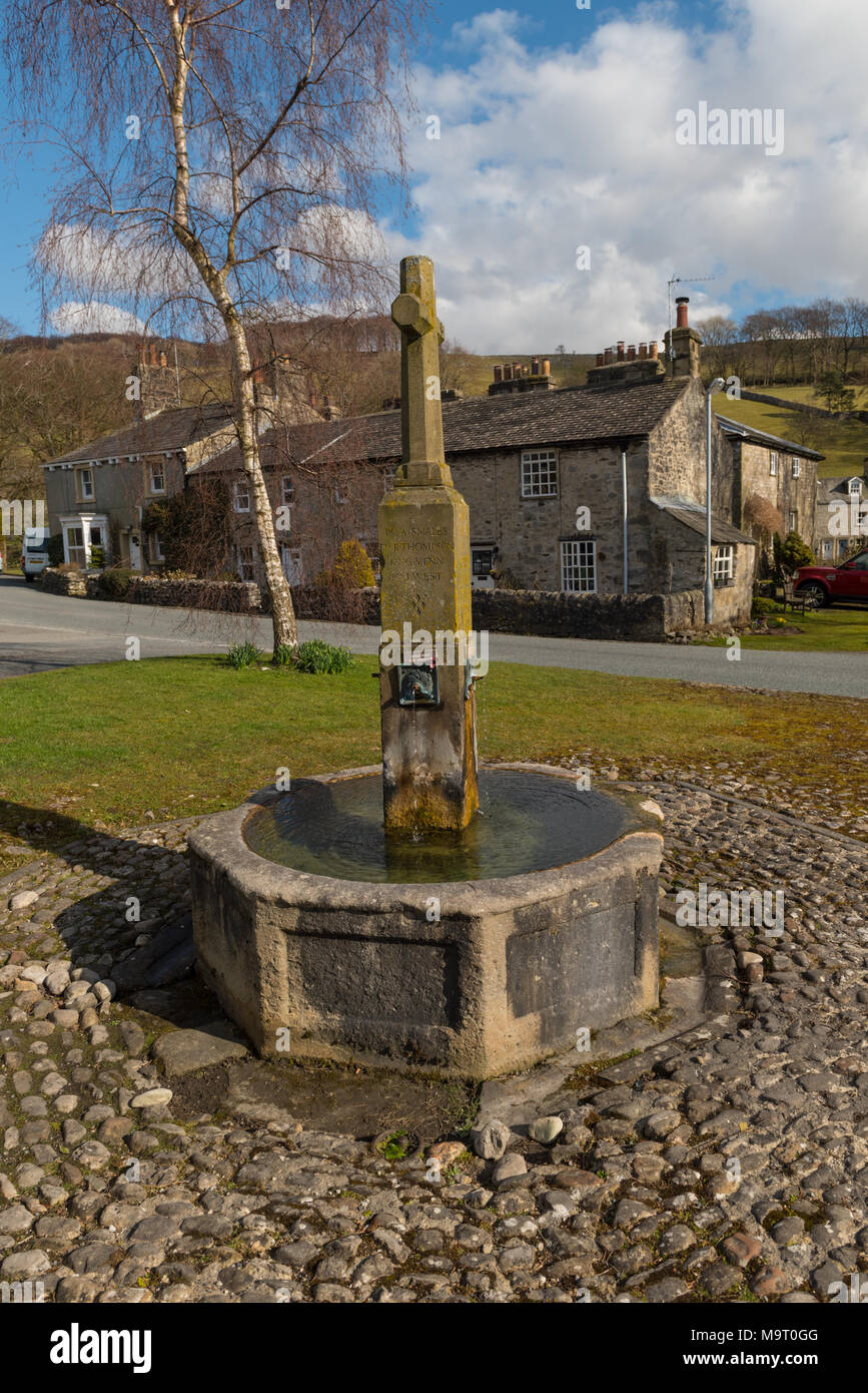 Fontana del villaggio in Langgcliffe Yorkshire Dales Foto Stock