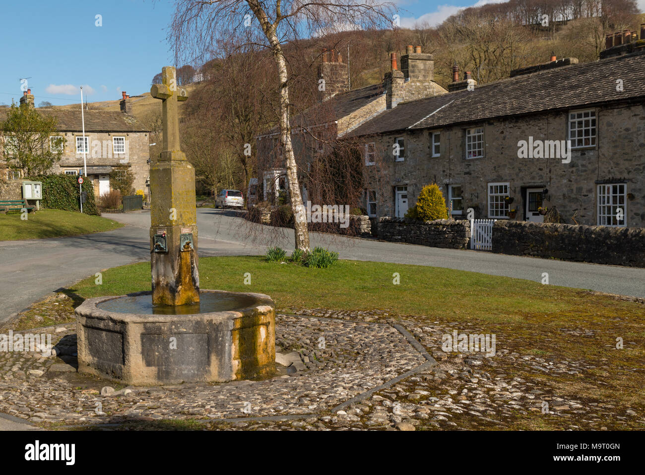 Fontana del villaggio in Langgcliffe Yorkshire Dales Foto Stock