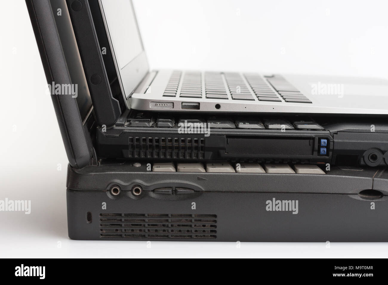 Confronto dei laptop , presente e passato, progresso tecnologico isolati su sfondo bianco. Foto Stock