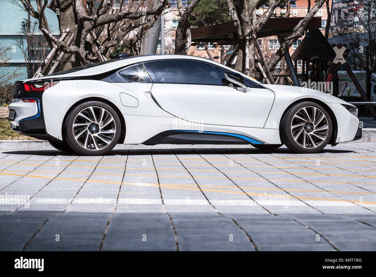 Busan, Repubblica di Corea - Marzo 17, 2018: Bianco i8 plug-in hybrid auto sportiva sviluppato da BMW, vista laterale Foto Stock