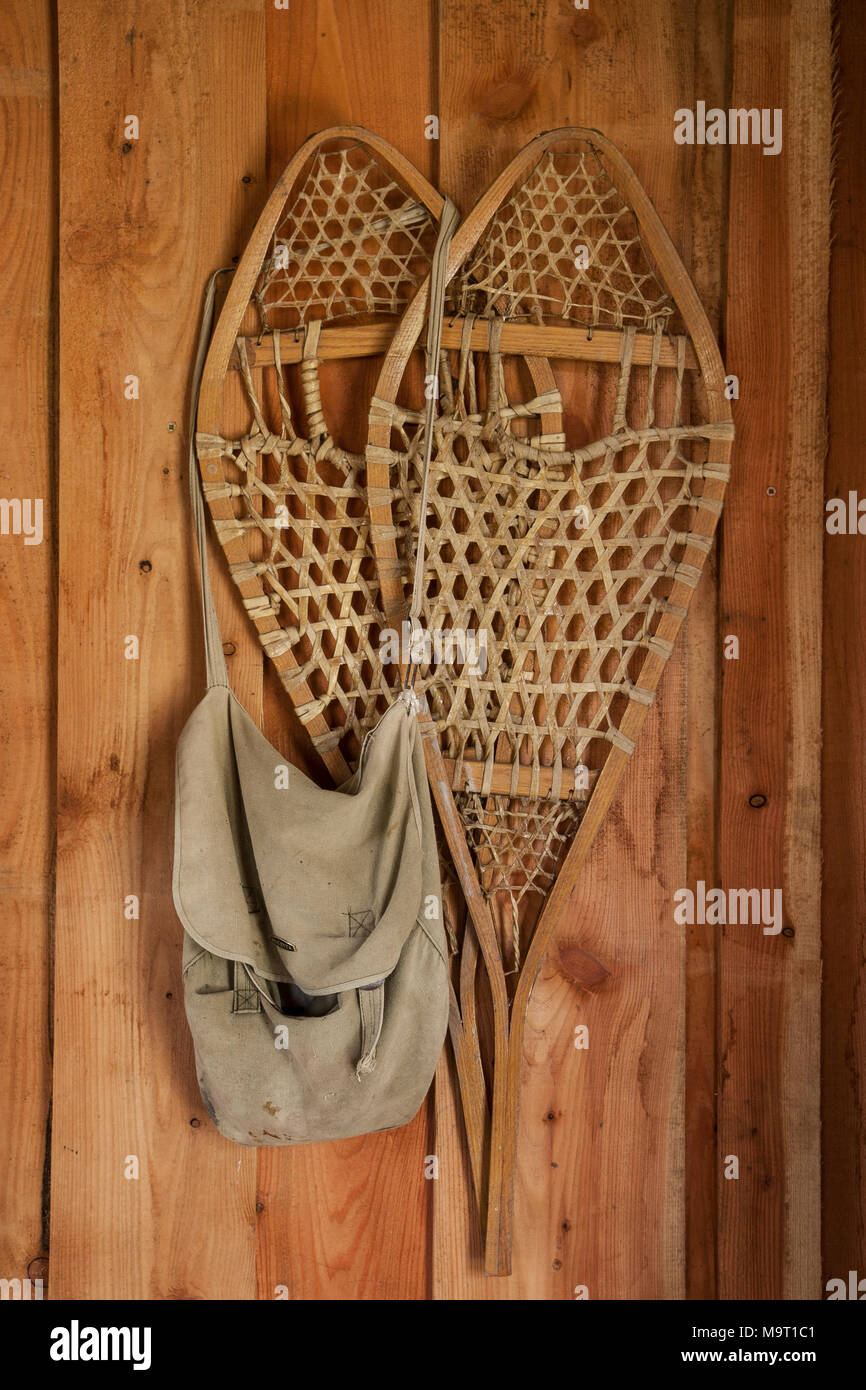 Vecchie ciaspole in legno, inverno, freddo, bianco, sport, scarpe, stagione, ghiaccio, vintage, oggetti d'antiquariato della tradizione americana del passato, Regno Unito Foto Stock