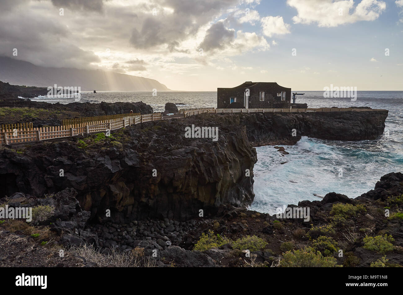 Vista panoramica di Punta Grande Hotel, il più piccolo hotel nel mondo e le scogliere sul mare a El Hierro Island (Isole Canarie) Foto Stock