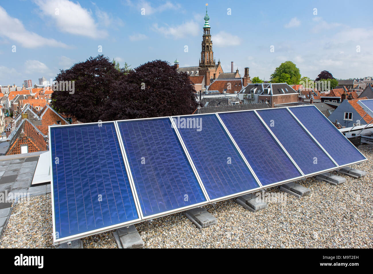 Energia con pannelli solari sul tetto nella città olandese di Leiden. Foto Stock