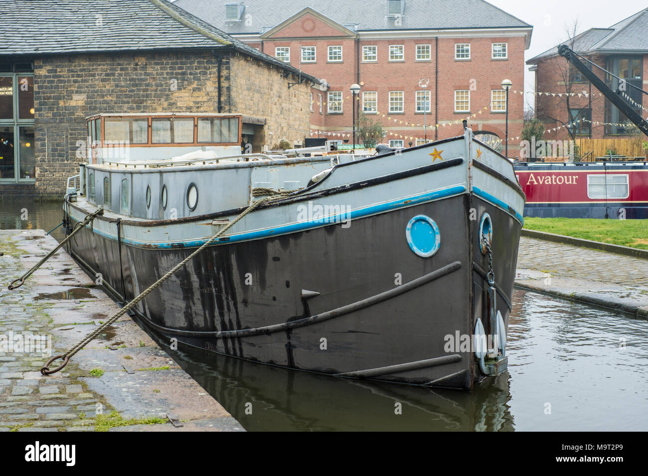 Canal Boat ormeggiato a Granary Wharf, Leeds, West Yorkshire, Inghilterra. Foto Stock