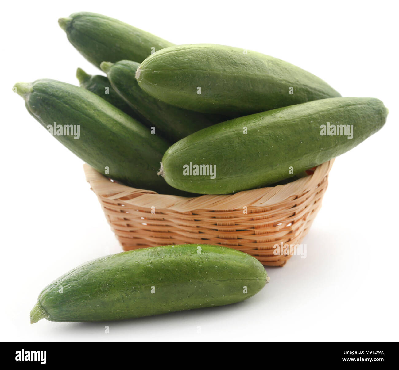 Snack cetriolo su sfondo bianco Foto Stock