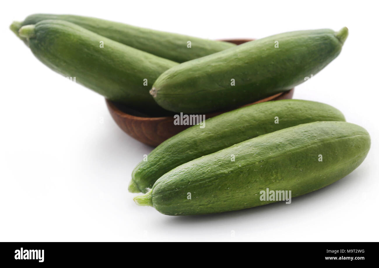 Snack cetriolo su sfondo bianco Foto Stock