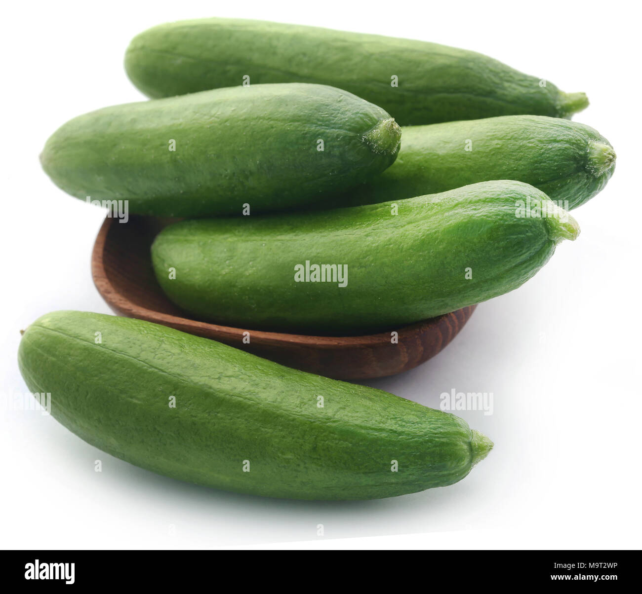 Snack cetriolo su sfondo bianco Foto Stock