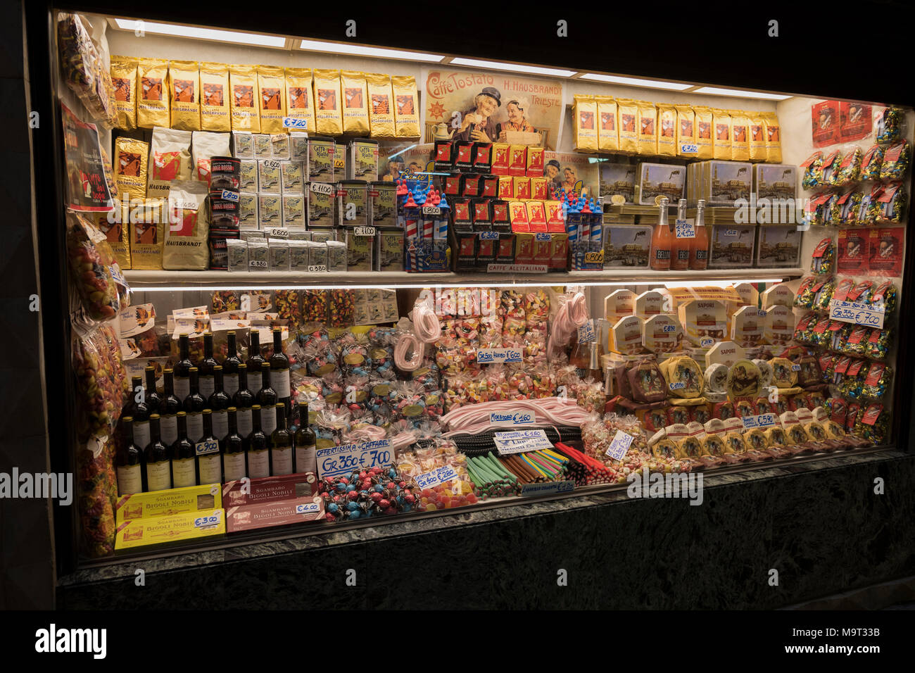 Luminoso display shop di notte a Venezia. Foto Stock