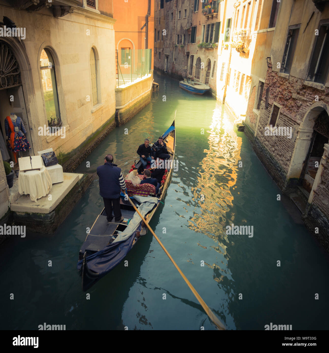 Una festa di nozze prendere un romantico giro in gondola a Venezia. Foto Stock