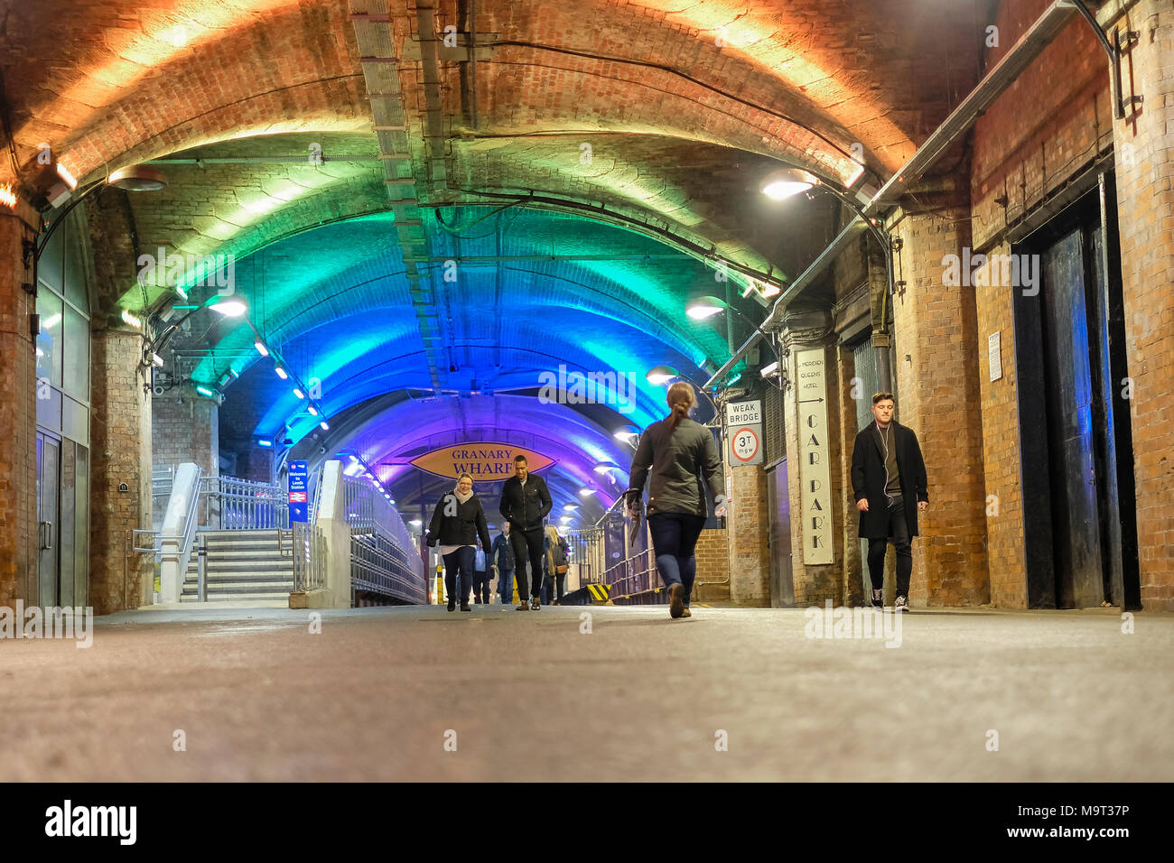 Le Arcate scure, Granary Wharf a Leeds, West Yorkshire, Inghilterra. Foto Stock