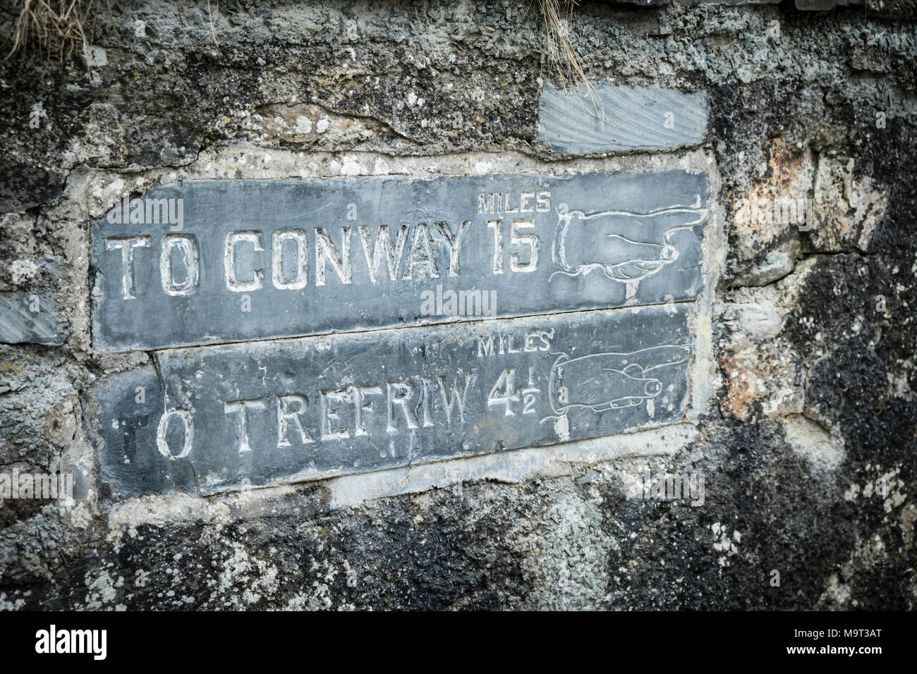 Cartello che indica la direzione di Conway e Trefriw a Betws-y-Coed, Snowdonia, Galles del Nord, Regno Unito Foto Stock