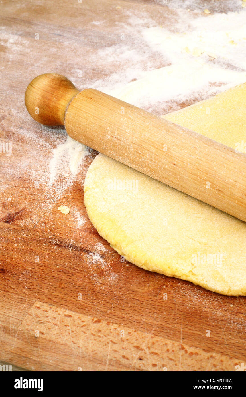 Come preparare le fettuccine italiano, stendete la pasta con un matterello, verticale da sopra Foto Stock