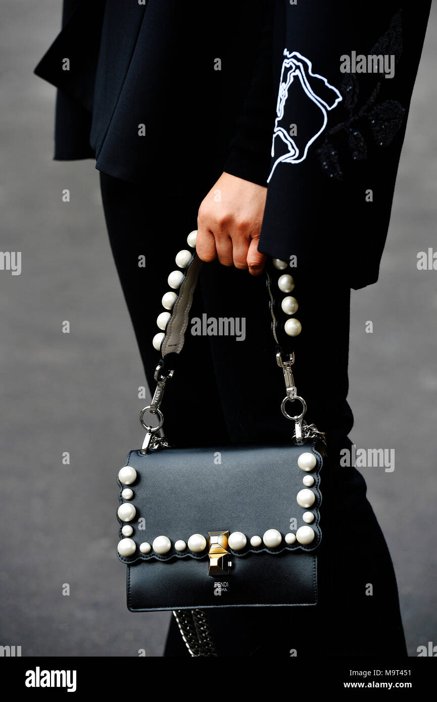 Borsa Fendi al di fuori di Stella McCartney Fashion show - Opéra de Paris - Francia Foto Stock
