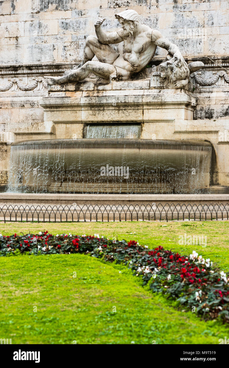 Fontana del Mare Adriatico (Fontana dell'Adriatico) presso il monumento a Vittorio Emanuele II, Piazza Venezia, Roma, Italia. Foto Stock