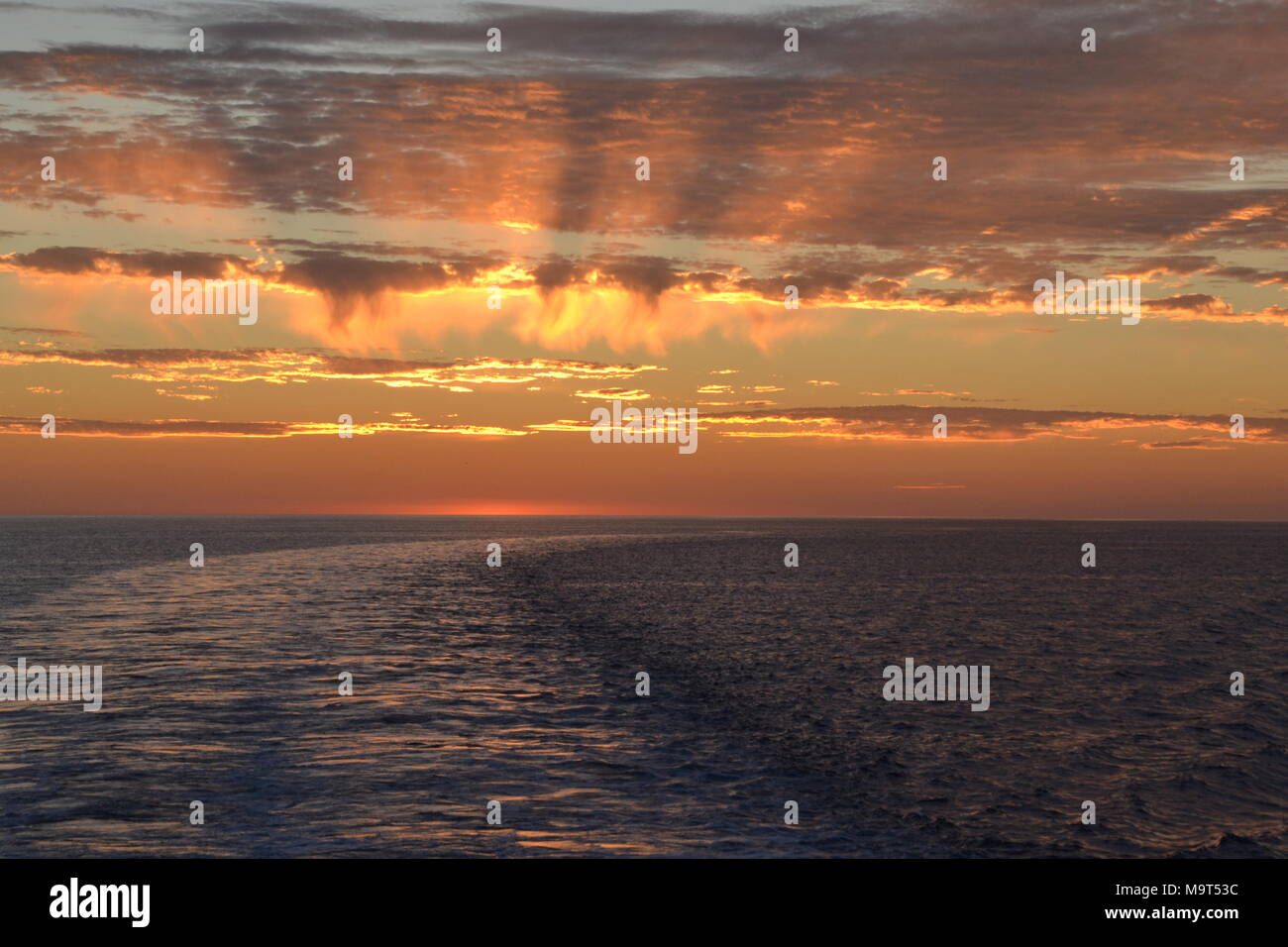 Tramonto favoloso e incredibile sul mar mediterraneo Foto Stock