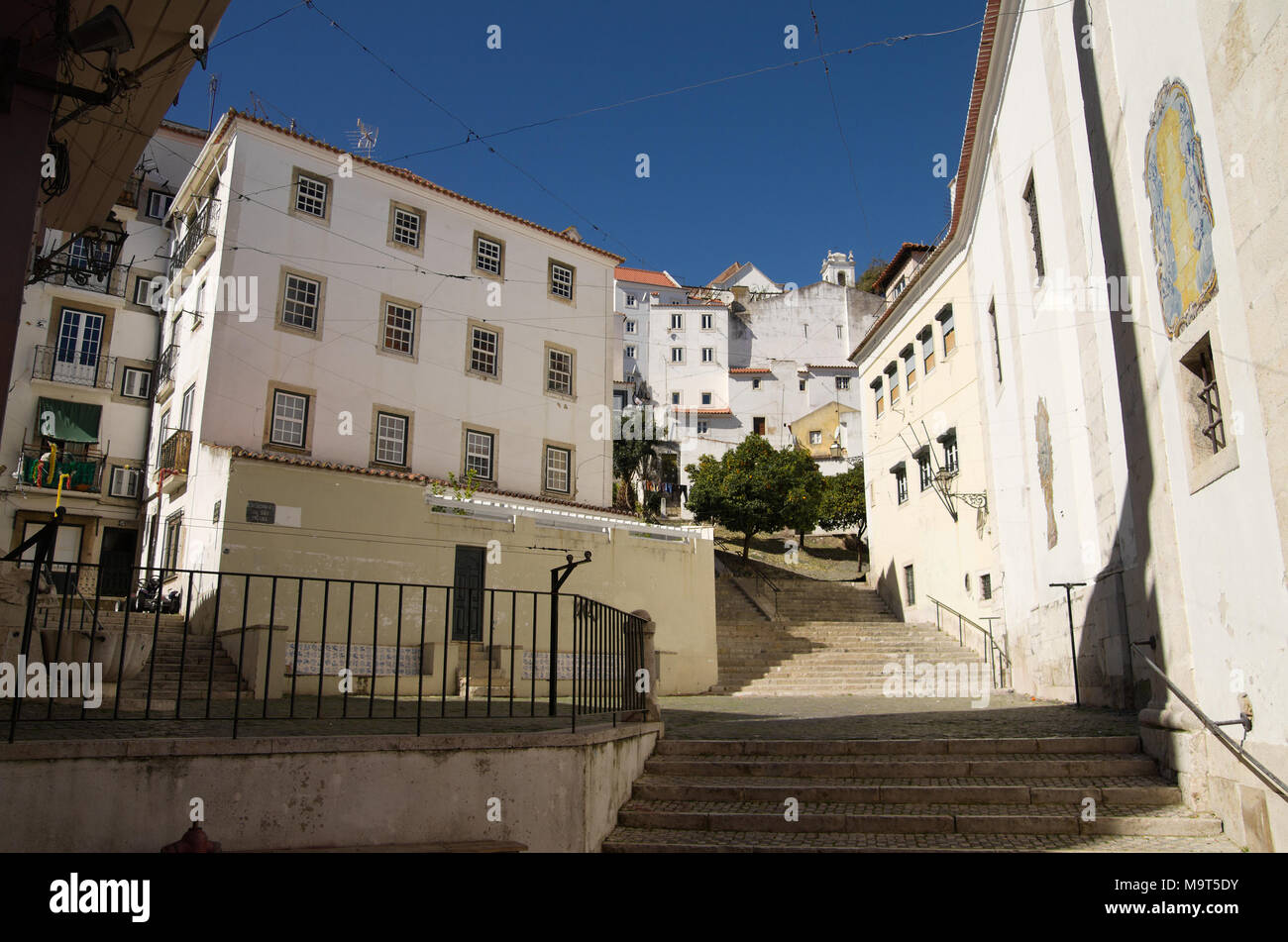 San Miguel scale tra gli edifici di vecchia costruzione nel distretto di Alfama, il più famoso e antico quartiere tipico di Lisbona. Il Portogallo. Foto Stock
