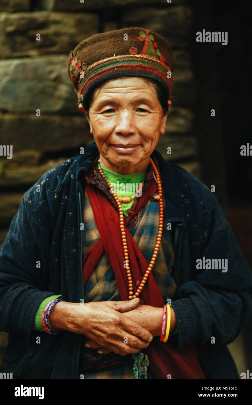Un nativo abitante vecchia donna vede al suo villaggio. Il Tamangs sono un gruppo di minoranza etnica persone vivono prevalentemente in Nepal. La loro popolazione è stimata a circa 1,5 milioni di euro nel 2016. Foto Stock