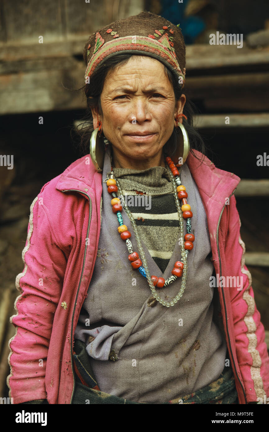 Un nativo abitante donna vede al suo villaggio. Il Tamangs sono un gruppo di minoranza etnica persone vivono prevalentemente in Nepal. La loro popolazione è stimata a circa 1,5 milioni di euro nel 2016. Foto Stock