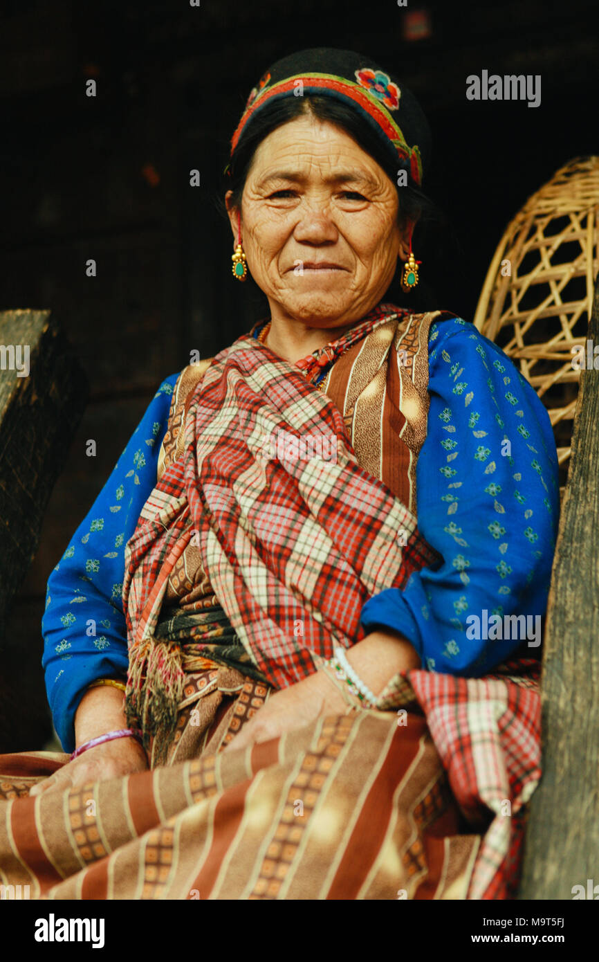 Un vecchio abitante nativo donna nella foto al suo villaggio. Il Tamangs sono un gruppo di minoranza etnica persone vivono prevalentemente in Nepal. La loro popolazione è stimata a circa 1,5 milioni di euro nel 2016. Foto Stock