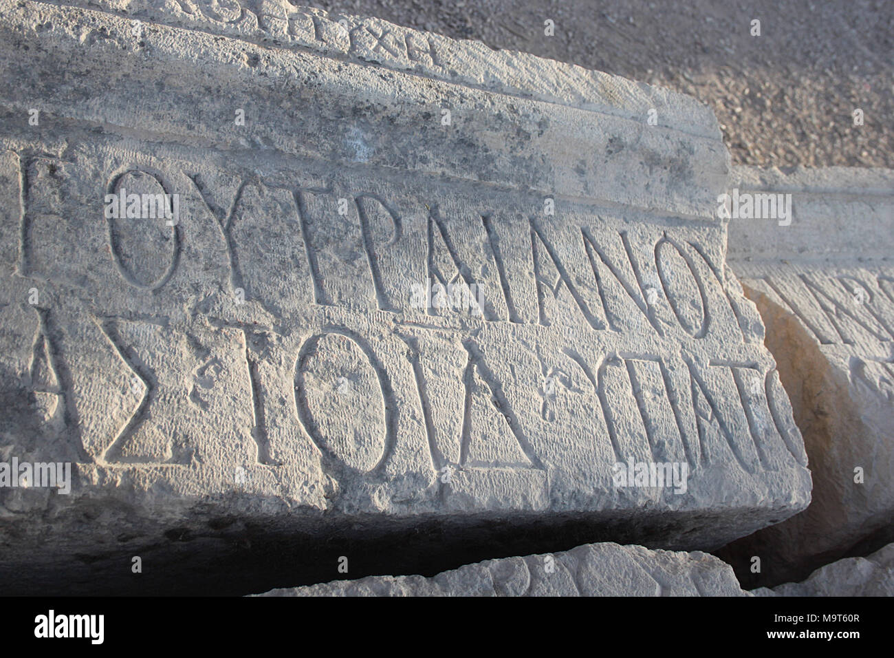 Iscrizione in alfabeto greco a Jerash tra cui l'imperatore Traiano il nome. Traiano ampliato la città di importanza in AD106 aumentando il suo commercio. Foto Stock
