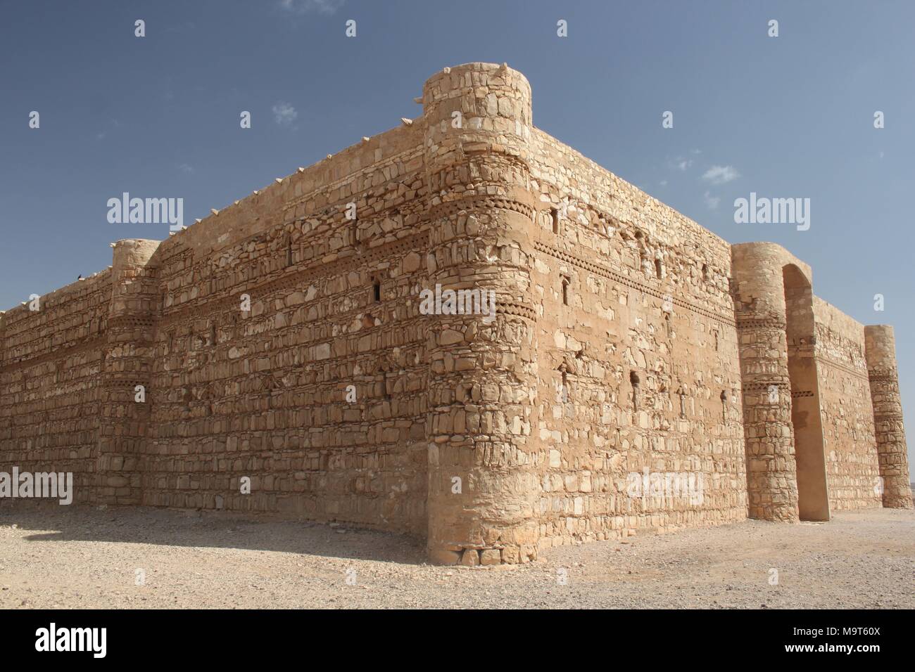 Qasr Kharana è uno dei castelli del deserto ad est di Amman. Risalente agli inizi del periodo Umayyad, è un esempio chiave di inizio dell'architettura islamica. Foto Stock