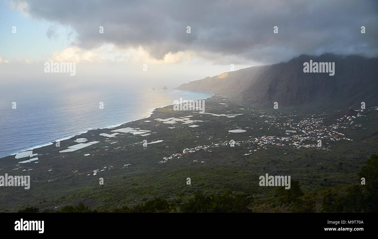 Vista panoramica di El Golfo valley che mostra la Frontera e dintorni, a El Hierro Island (Isole Canarie) Foto Stock