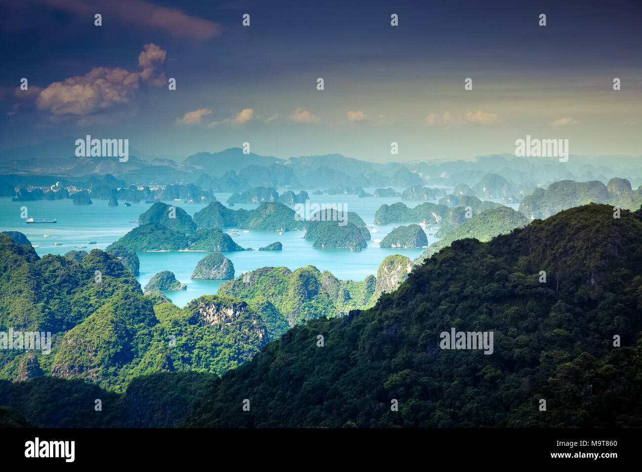 Vista panoramica sulla baia di Ha Long da Cat Ba island, Ha Long Città sullo sfondo, sito patrimonio mondiale dell'UNESCO, Vietnam Foto Stock