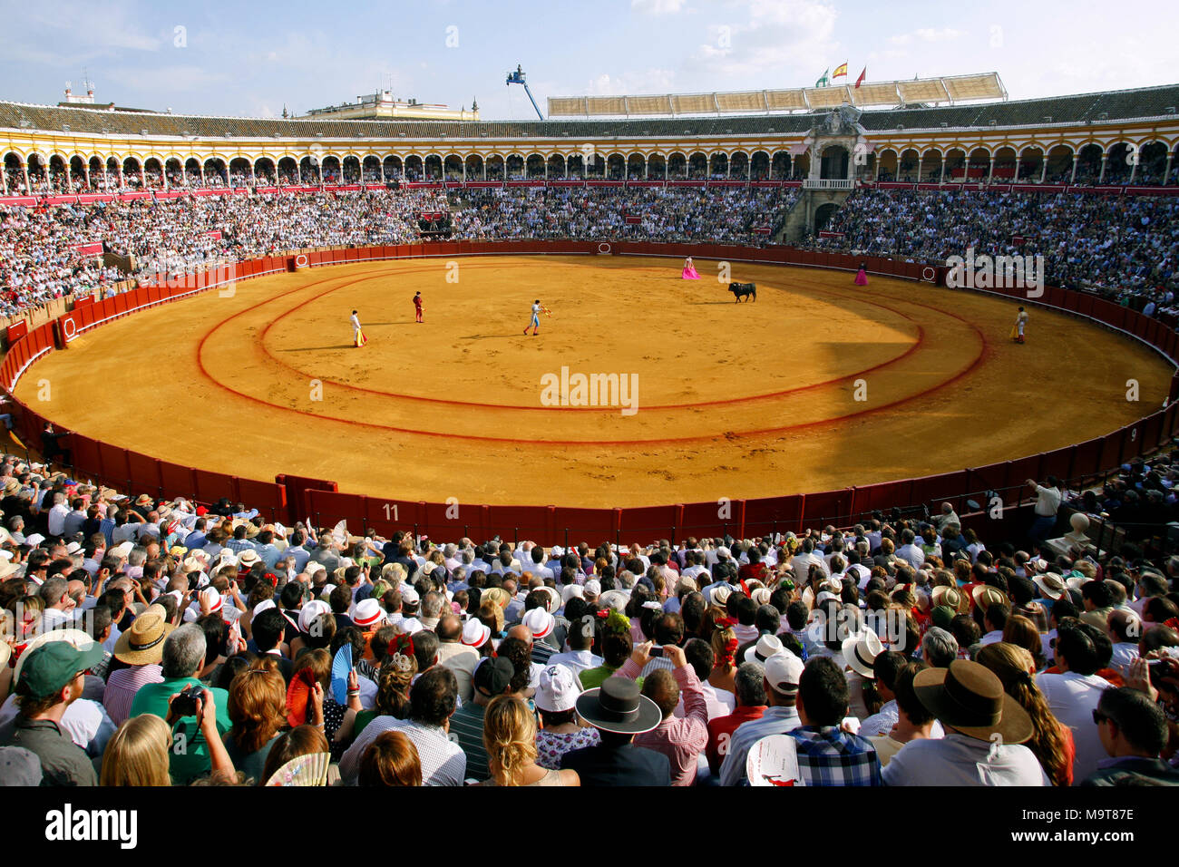 La corrida durante la Feria de Abril di Siviglia, Fiera Plaza de toros de la Real Maestranza de Caballería de Sevilla Bullring, Siviglia, Spagna Foto Stock