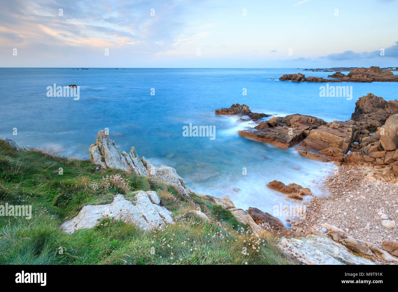 Tramonto in Guernsey, isole del canale con una lunga esposizione Foto Stock