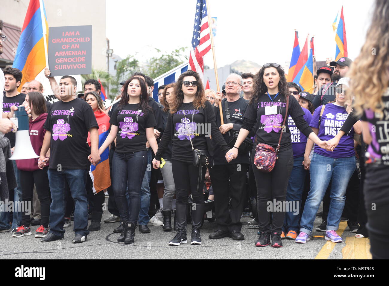LOS ANGELES - aprile 24: comunità armena marzo. Migliaia di persone hanno marciato a Los Angeles in occasione del primo anniversario del 1915 genocidio armeno. Foto Stock