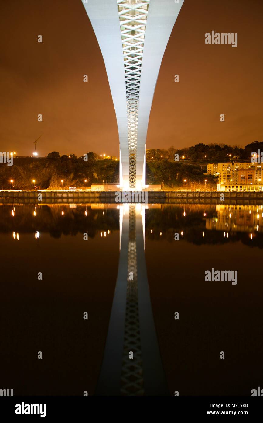 Ponte da Arrábida sobre o rio Douro ligando o Porto a Vila Nova de Gaia Foto Stock
