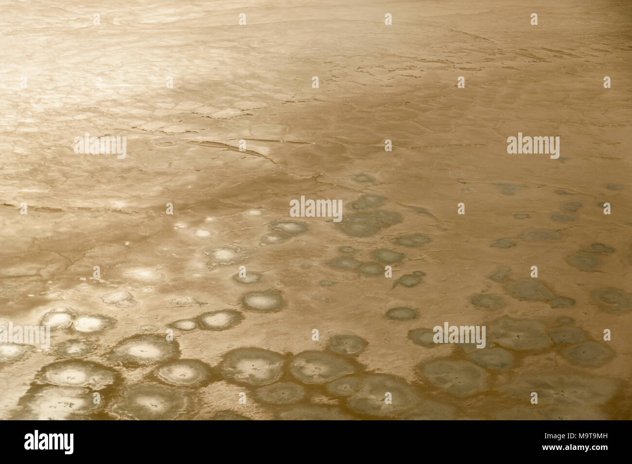 Bellissimo paesaggio astratto immagine presa dalla finestra aereo al di sopra del Salar de Uyuni durante il Sunrise, che serve come un grande natura immagine di sfondo Foto Stock