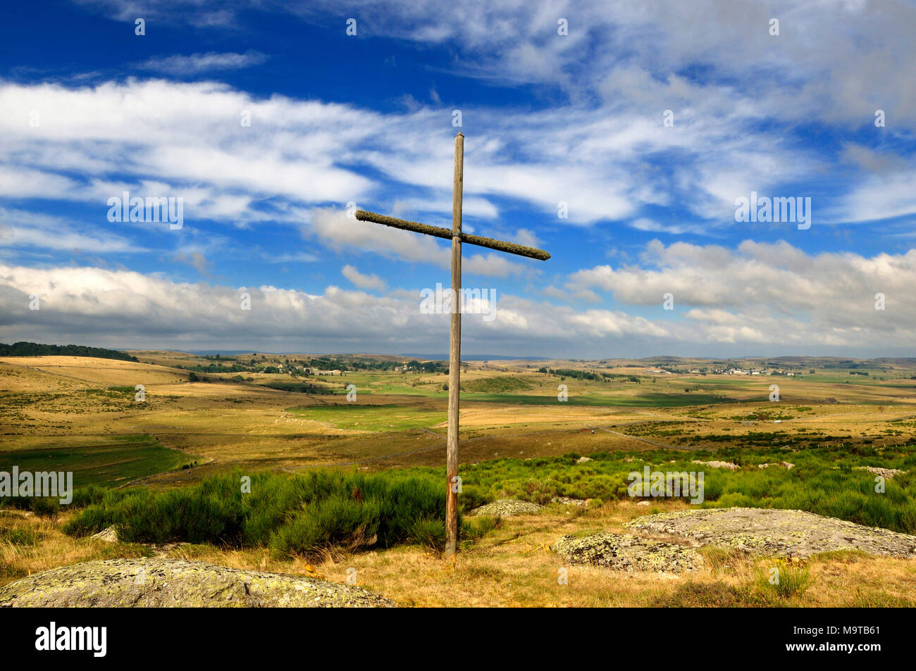 Croce vicino villaggio Prinsuejols Aubrac, Lozère, Massiccio centrale, Francia, Europa Foto Stock