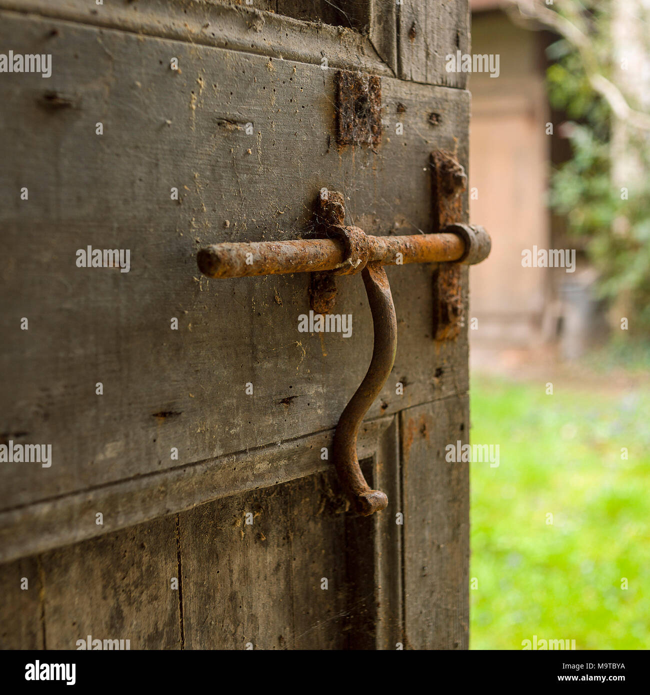 Vecchia serratura su una porta di legno Foto Stock