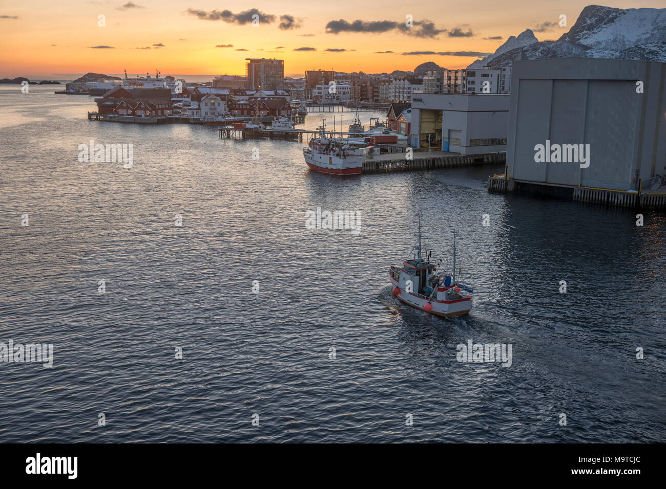 Tramonto sull'acqua di Svolvaer, Norvegia. Foto Stock