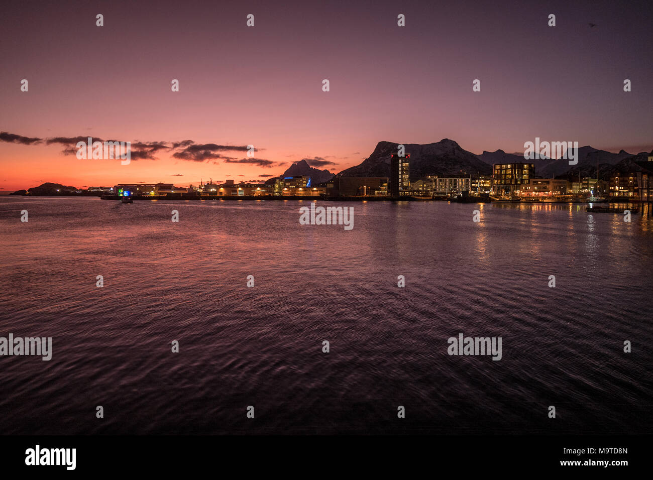 Tramonto sull'acqua di Svolvaer, Norvegia. Foto Stock