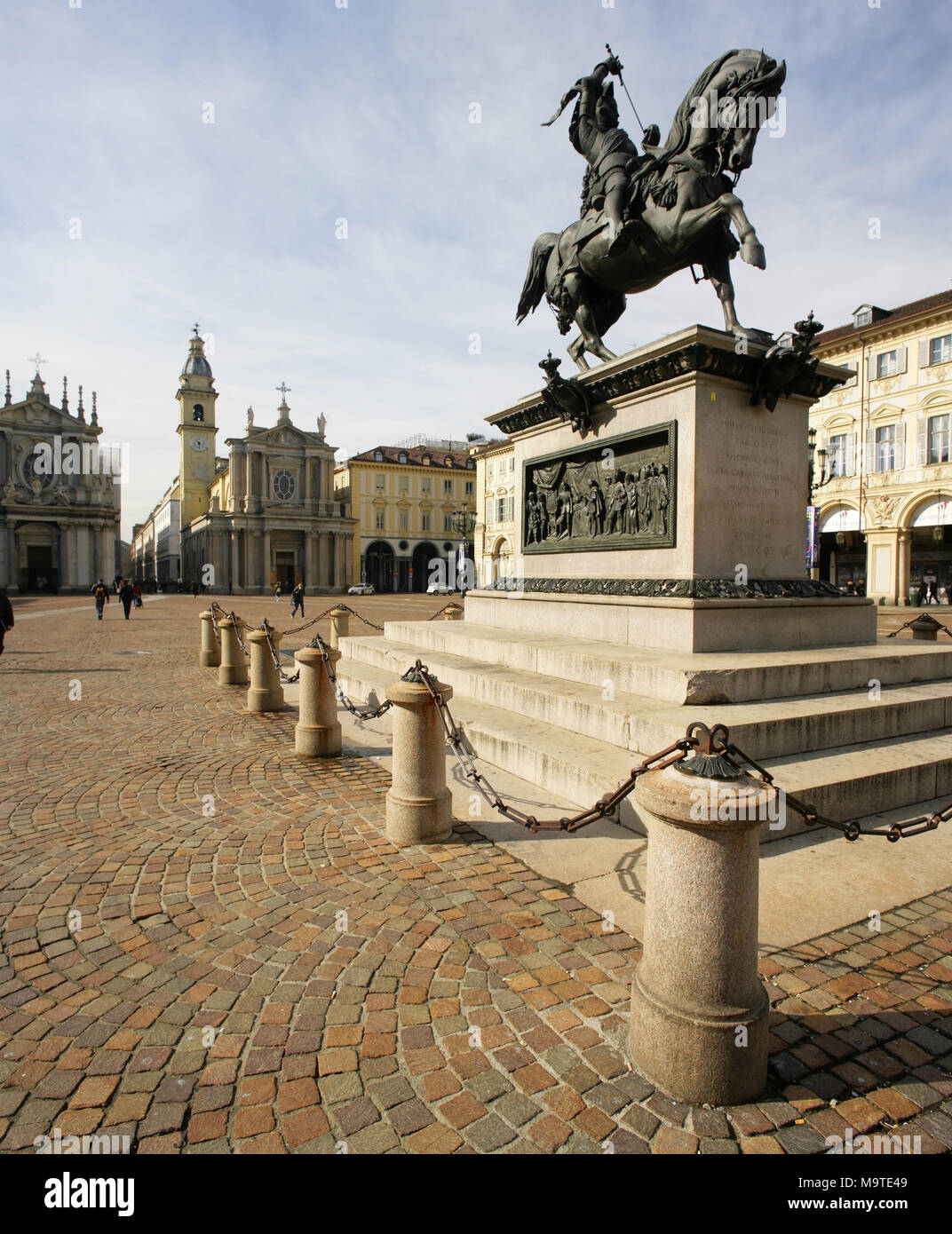Monumento a Emanuele Filiberto, Piazza San Carlo, Torino, Itay con la Chiesa di San Carlo Borromeo in background. Foto Stock