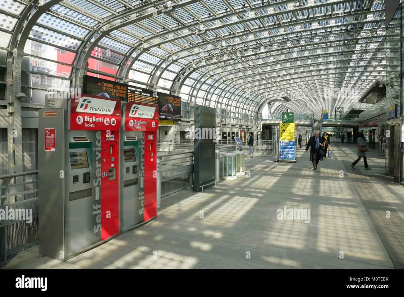 Di biglietteria self-service nella nuova stazione di Porta Susa a Torino,  Italia Foto stock - Alamy