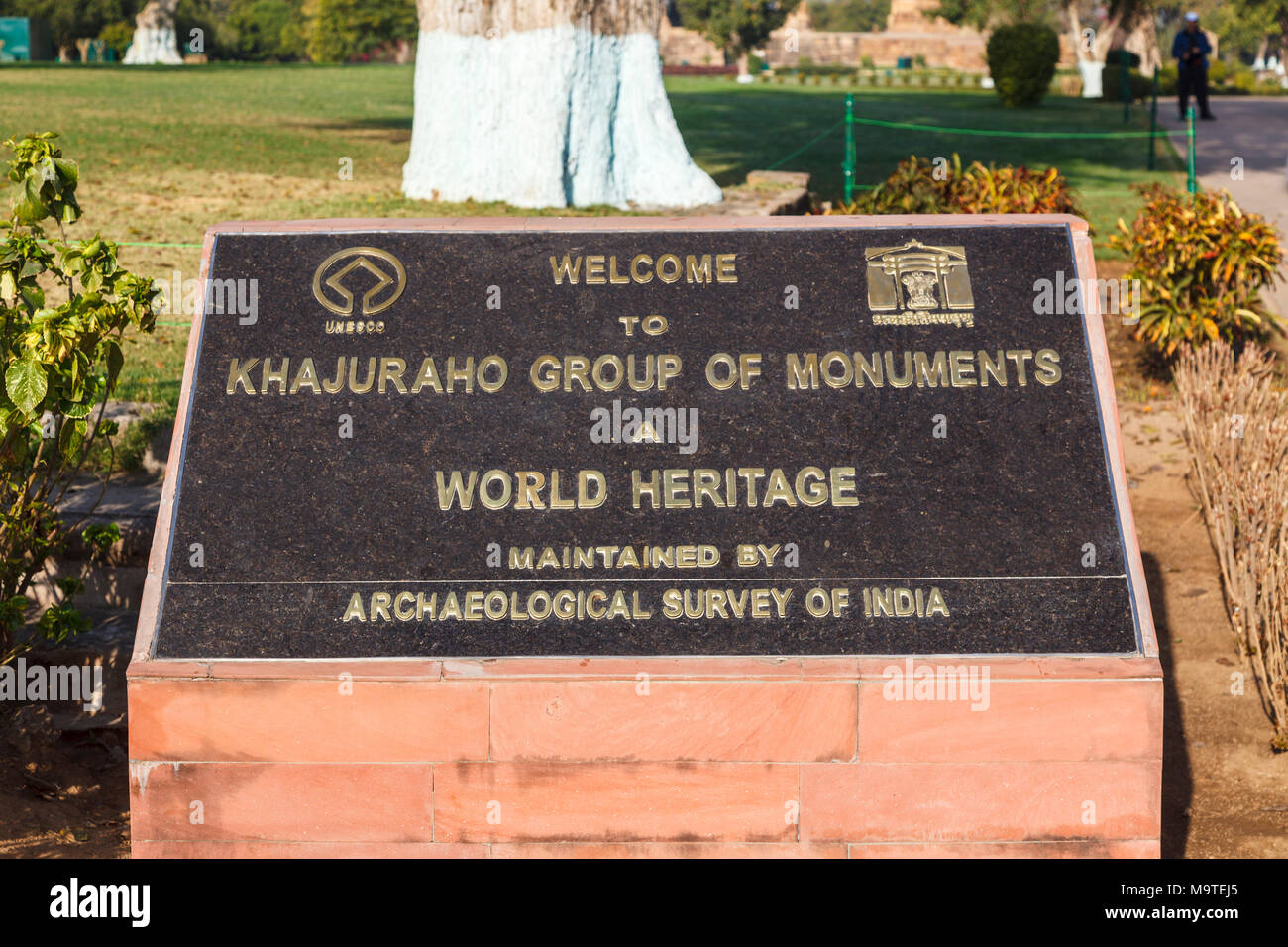 Ingresso segno da parte della Soprintendenza Archeologica per l'India: "Benvenuto a Khajuraho Gruppo di monumenti', Khajuraho, Madhya Pradesh, India Foto Stock