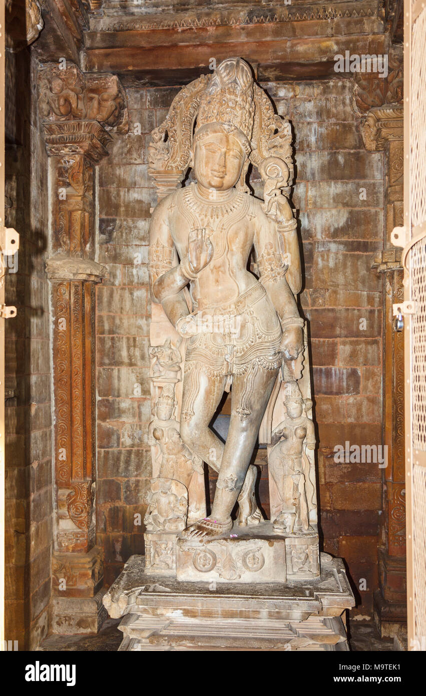 Più alto statua in Khajuraho: testa di Shiva, corpo di Vishnu e gli arti inferiori di Krishna, Chaturbhuja tempio, gruppo meridionale di templi, Khajuraho, India Foto Stock