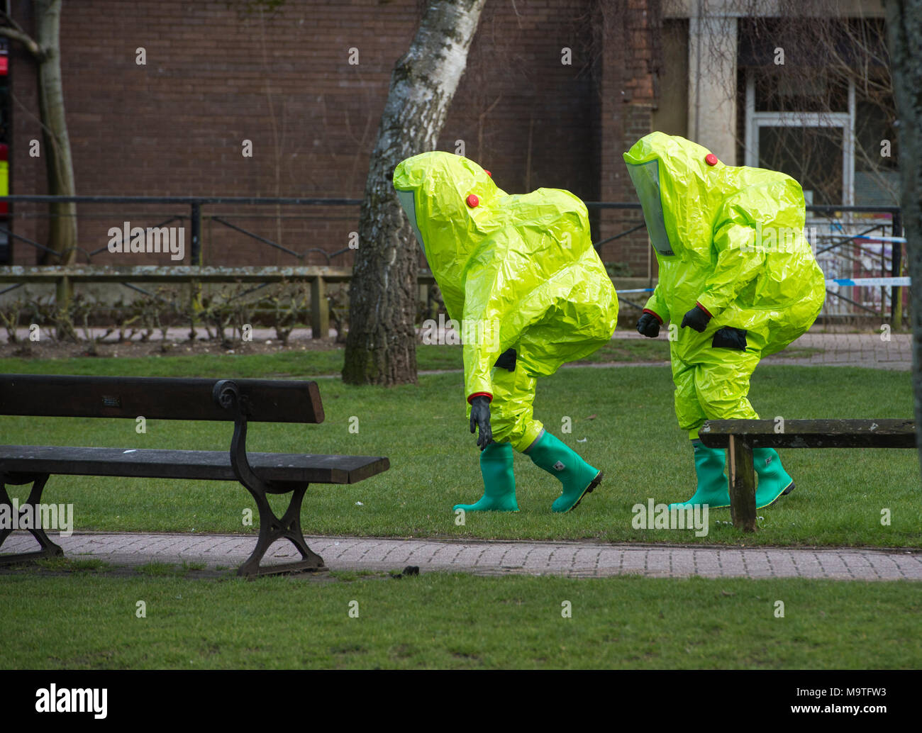 Fire ufficiali nei prodotti chimici pericolosi si adatta alla ricerca di una zona a Salisbury, in Inghilterra dopo un velenoso attacco chimico sul ex sovietica Spy Sergie Skripal e sua figlia Eleonora. Foto Stock