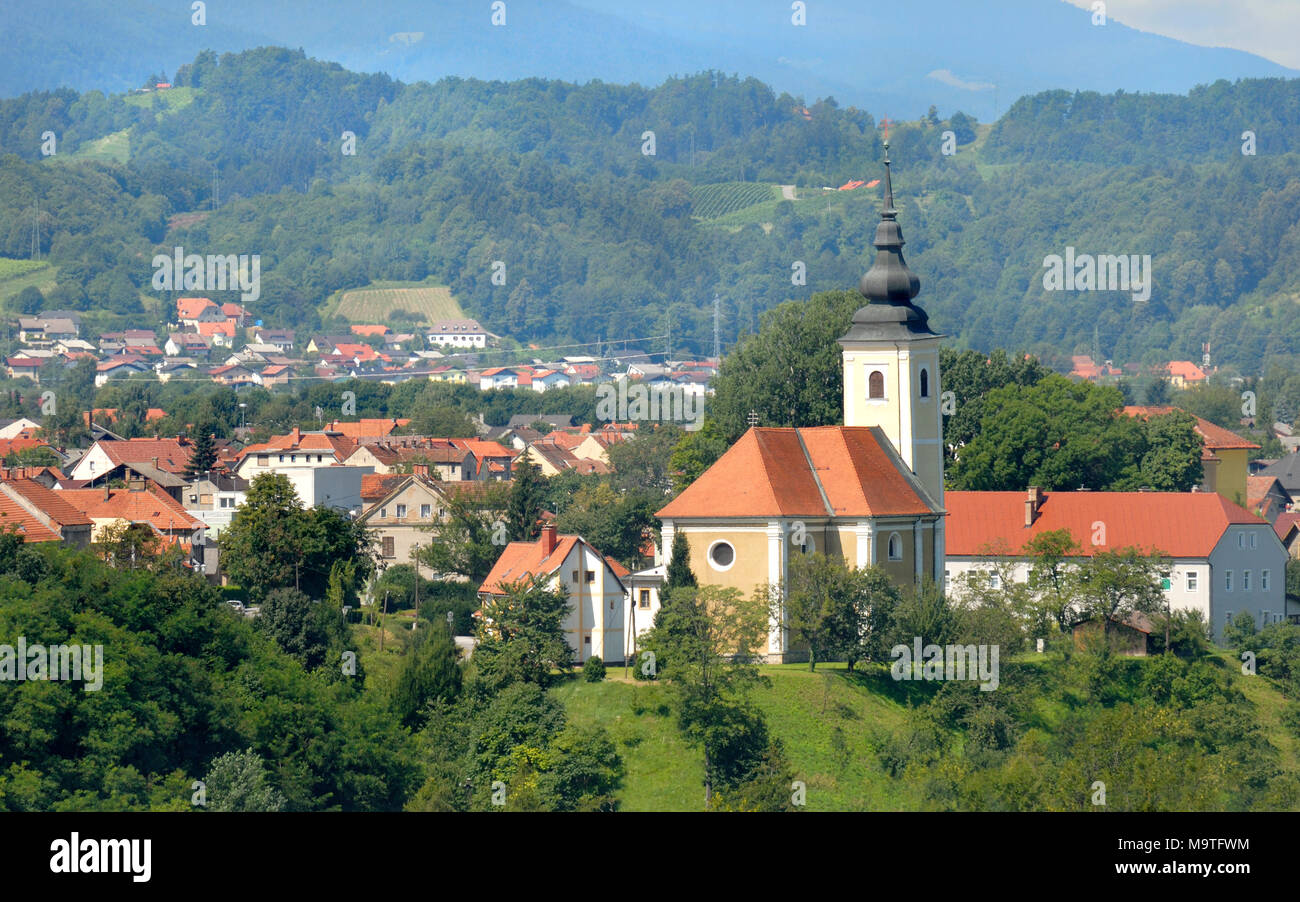Maribor, Stajerska, Slovenia. Chiesa e colline visto dalla cima della torre della cattedrale si Foto Stock