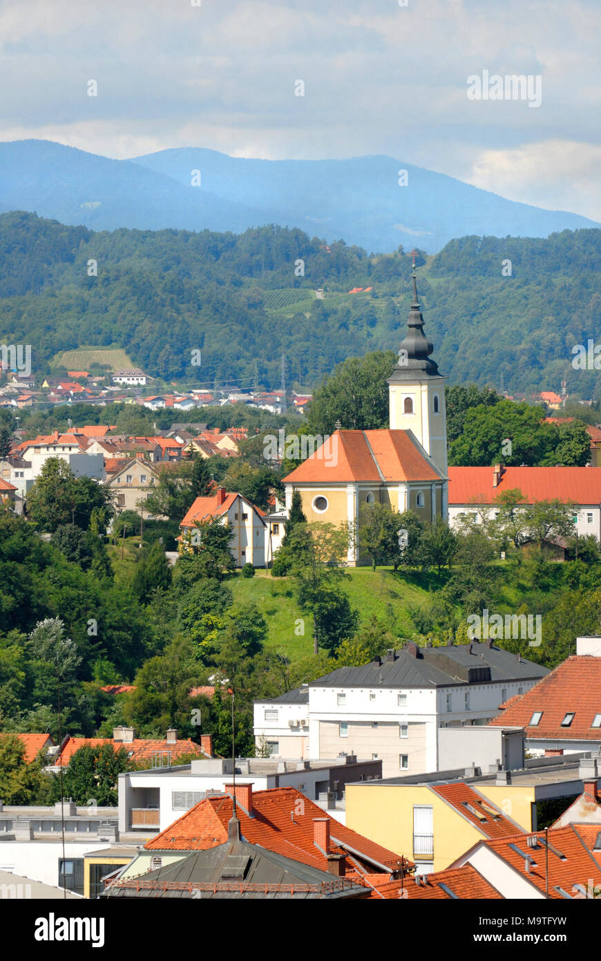 Maribor, Stajerska, Slovenia. Chiesa e colline visto dalla cima della torre della cattedrale si Foto Stock