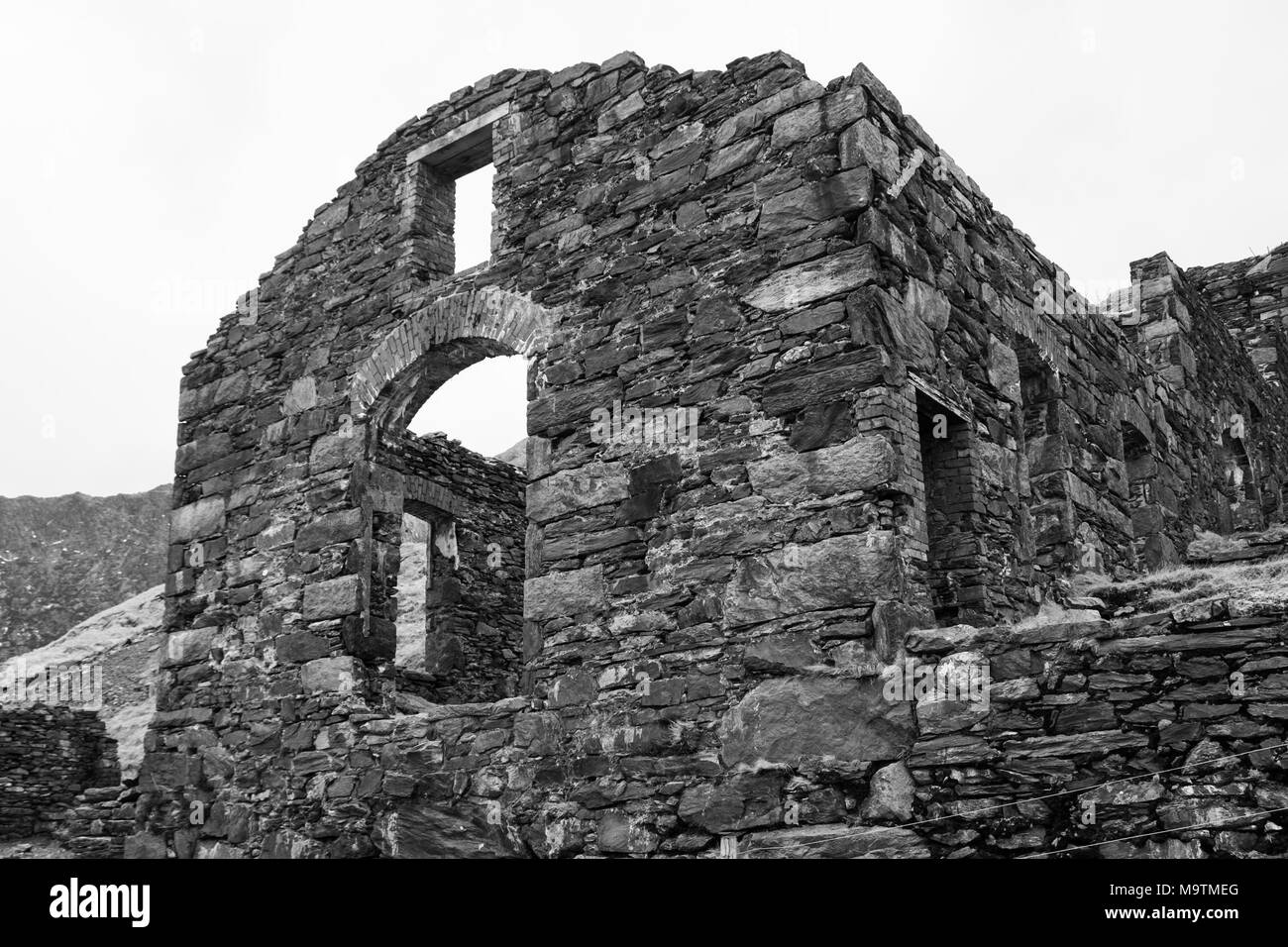 Lungo abbandonato i miei edifici sul percorso dei minatori, che conduce verso il vertice di Snowdon, Snowdonia, Galles del Nord, Regno Unito Foto Stock