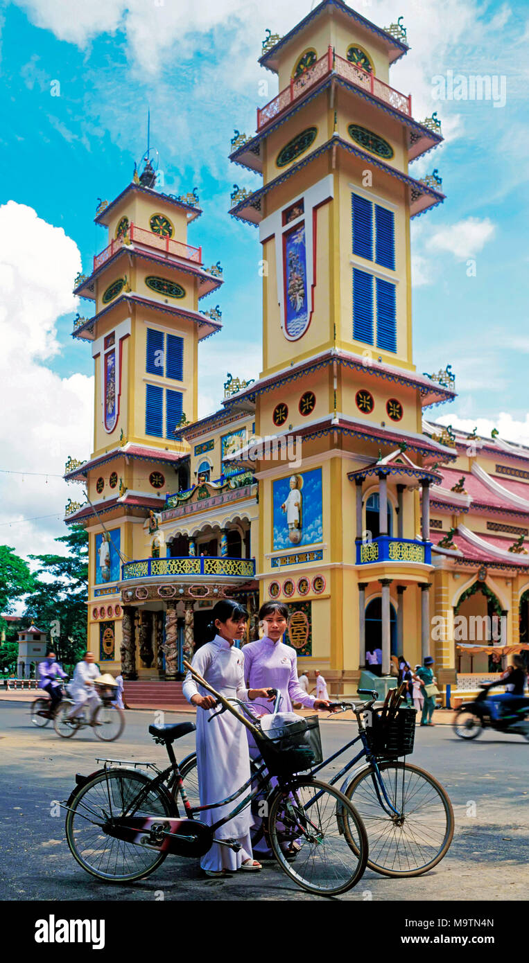 Il vietnamita ragazze,Cao Dai temple, Tay Ninh, Vietnam Foto Stock