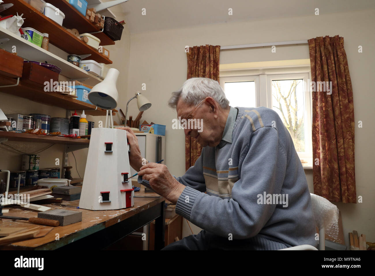 Robert Weighton, uno dei due più antichi uomini della Gran Bretagna, dipinge un mulino a vento modello nel laboratorio della sua casa ad Alton, Hampshire. Giovedì il signor Weighton festeggia il suo decimo compleanno. 21/02/18 Foto Stock