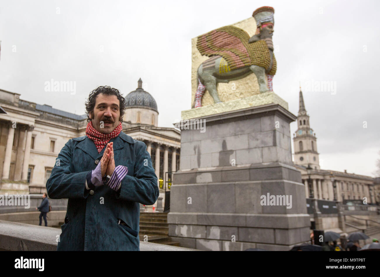 Artista Michael Rakowitz con il sindaco di Londra Sadiq Khan presso l inaugurazione della nuova commissione per Trafalgar Square il quarto plinto, Rakowitz 'Il nemico invisibile non dovrebbero esistere". Foto Stock
