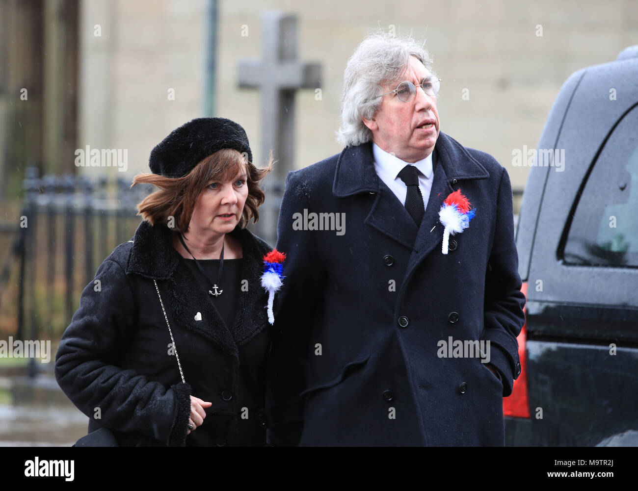 Il giornalista Peter Grant arriva davanti al servizio funebre di Sir Ken Dodd a Liverpool Cattedrale Anglicana. Foto Stock