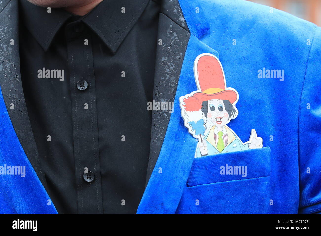 Ventilatore Gregor Gee con un taglio di cartone-out di uno dei Diddy uomini nella sua tasca presso il servizio funebre di Sir Ken Dodd a Liverpool Cattedrale Anglicana. Foto Stock