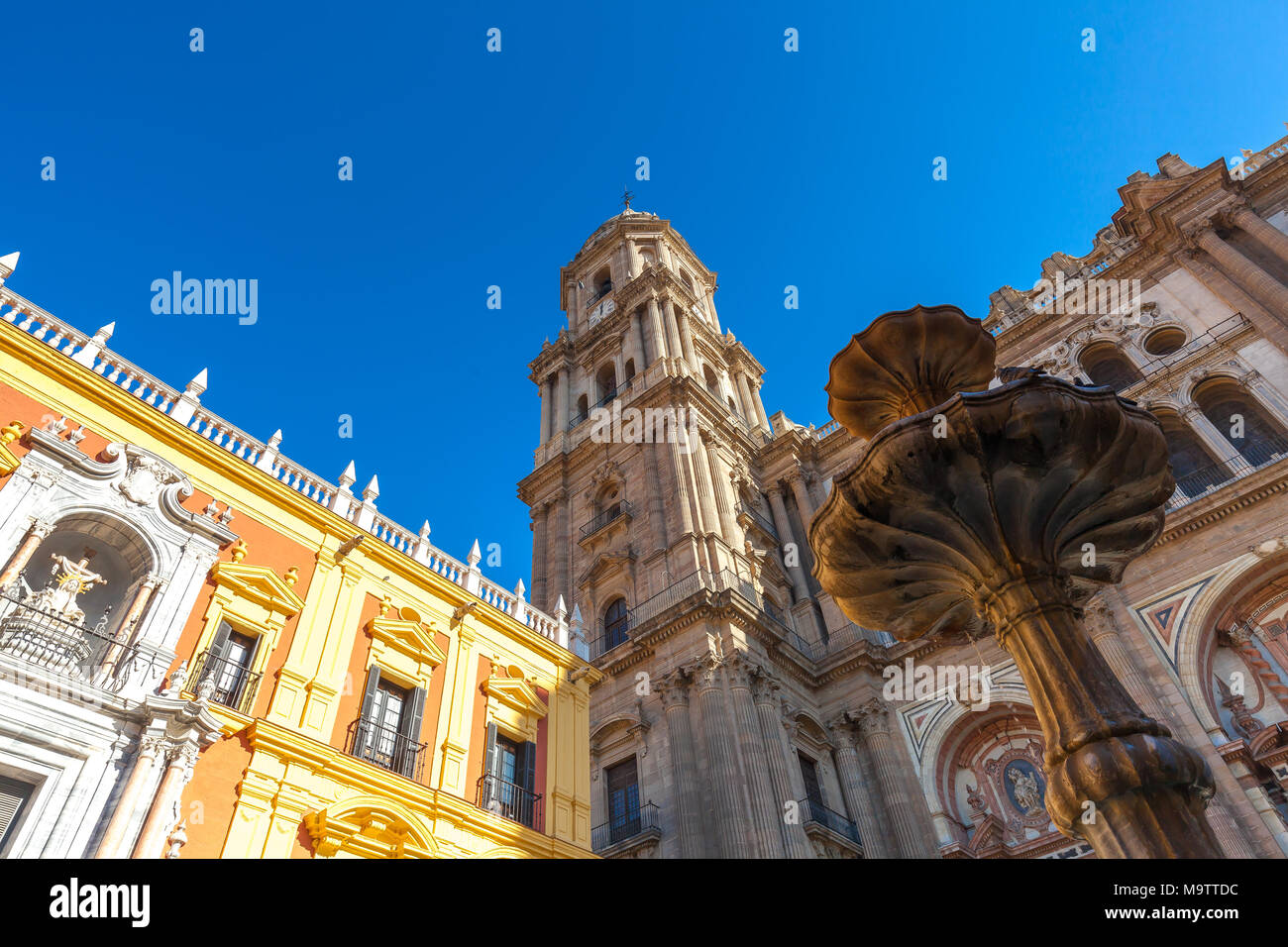 Famosa piazza wth cattedrale nel centro di Malaga Foto Stock